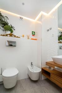 里斯本The Explorer's Home | Sunny. Central. Free Parking的白色的浴室设有卫生间和水槽。