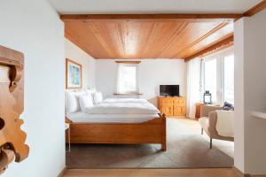 伊兰茨伊甸餐厅酒店的一间卧室设有一张木天花板床。