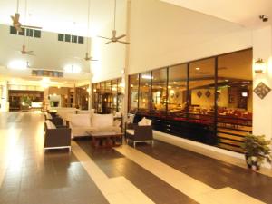 加央斯巴加马来西亚央酒店的大楼内一个带沙发和椅子的大堂