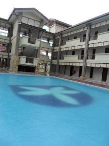 加央斯巴加马来西亚央酒店的大楼前的大型游泳池