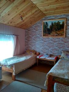 RadisneSadyba Radisnyanka的一间卧室设有两张床和砖墙