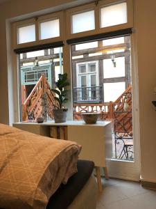 波茨坦Studioapartment G16 - in exklusiver Innenstadtlage的客房设有一张床和一个带窗户的阳台