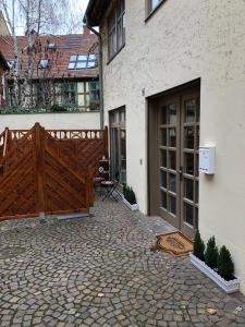 波茨坦Studioapartment G16 - in exklusiver Innenstadtlage的一座带木门和门的房子