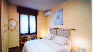 米兰Bed & Breakfast A San Siro 75的卧室设有一张白色大床和一扇窗户。