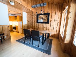 StordalBlåtind Apartments的小屋内带桌椅的用餐室