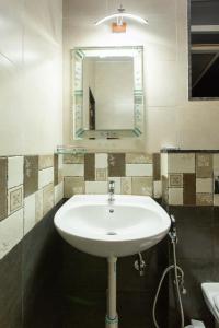 莫尔吉姆Tridiva Morjim 160 Meters to Morjim Beach的浴室设有白色水槽和镜子