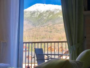 斯塔利斯莫克维克ORBIT TATRY Apartments, Starý Smokovec, Vysoké Tatry的从卧室的窗户可欣赏到雪覆盖的山脉景色