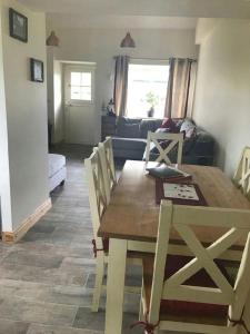 利特里姆Ash Lodge Leitrim Village的客厅配有餐桌和沙发