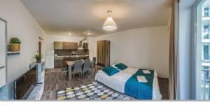 布达佩斯Nova City Apartments的一间卧室设有一张床和一间用餐室