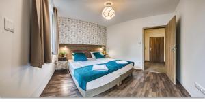 布达佩斯Nova City Apartments的一间卧室配有一张带蓝色枕头的大床