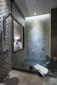 Waipu法格斯-石光的带淋浴和毛巾浴缸的浴室