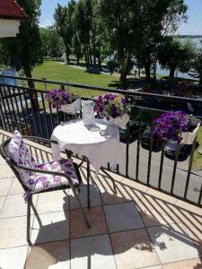 厄尔科格拉兹纳旅馆的鲜花阳台的桌子和椅子