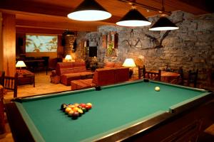 布罗托普拉达斯奥尔德萨酒店的客厅里设有台球桌