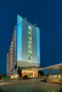 艾哈迈达巴德艾哈迈达巴德华美达酒店的一座大型建筑,上面有蓝色的灯光