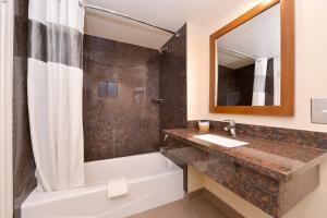 湾景旅馆-莫罗湾的一间浴室