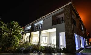 BushbuckridgeSerurubele Boutique Hotel的一座晚上有窗户的建筑