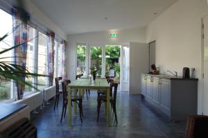 卡茨休维尔Halte 7的一间带桌椅和窗户的用餐室
