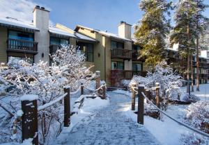 贾斯珀Jasper Inn & Suites by INNhotels的建筑物前的雪覆盖路径