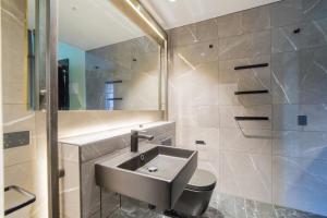 陶朗加Clarence Boutique Hotel的一间带水槽、卫生间和淋浴的浴室