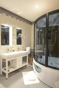 突尼斯顶楼套房酒店公寓的一间带两个盥洗盆和淋浴的浴室