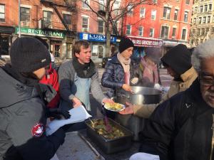 纽约因特费斯度假旅舍的一群人在城市街道上吃食物