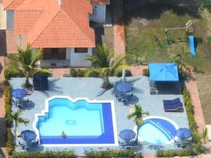 科韦尼亚斯亚特兰蒂斯民宿的享有带椅子和遮阳伞的游泳池的上方景色