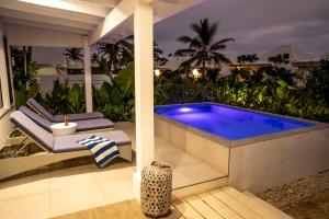 维拉港塔玛姆海滩酒店的游泳池在晚上在庭院里