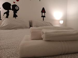 卡塔尼亚mungiBEDdu Apartment的一间卧室配有带白色床单和枕头的床。