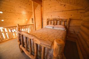 艾兰帕克松岛公园酒店的小木屋内一间卧室,配有一张床