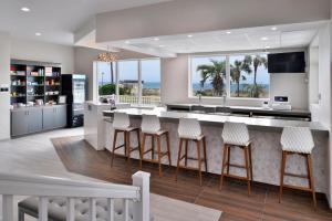 默特尔比奇Cabana Shores Hotel的厨房设有1个带酒吧凳的岛屿