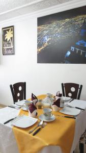波哥大Hotel Palma de la Sabana的餐桌、黄桌布和椅子