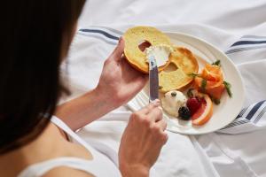 温尼伯福克斯酒店的妇女用刀叉吃一盘食物