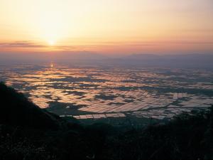 燕市APA Hotel Niigata Tsubame-Sanjo Ekimae的日落时分山景