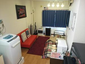 札幌ALMAZ PLACE #203的带沙发和红色沙发的小客厅