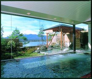 富士河口湖秀峰阁 湖月的山景别墅内的游泳池