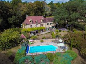 卡尔萨克阿亚克Maison de charme à 5 km de Sarlat avec piscine的享有带游泳池的房屋的空中景致