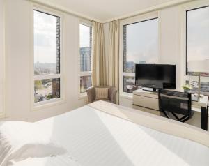 伦敦H11伦敦滑铁卢酒店的一间卧室设有一张床、一台电视和窗户。