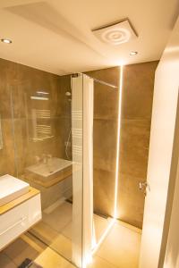 蓬高地区埃本vista monte的带淋浴和盥洗盆的浴室