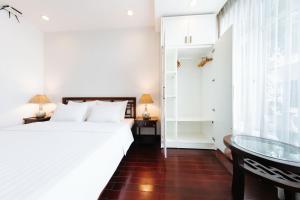 河内VietHome-Doorstep to Hoan Kiem Lake的一间卧室配有一张床和一张玻璃桌