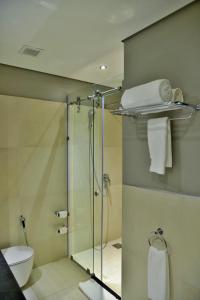 NyagatareEPIC Hotel & Suites的一间带玻璃淋浴和卫生间的浴室