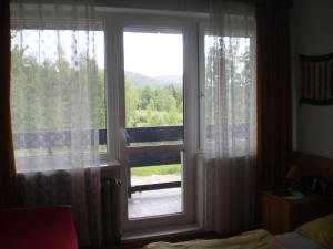 卡尔帕奇阿加塔别墅旅馆的卧室设有窗户,享有门廊的景色