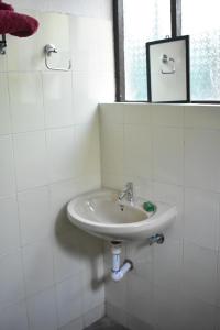 帕罗林Club Palolem Resort的白色的浴室设有水槽和镜子