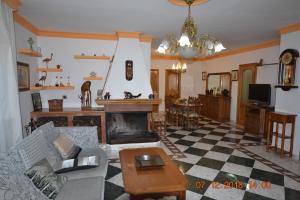 波索阿尔孔Villa Rural Paquete的带沙发和壁炉的客厅