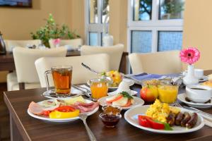 纽伦堡纽伦堡英维特酒店的餐桌上摆放着早餐食品和饮料