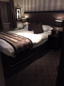 威瑟斯本安琪尔酒店客房内的一张或多张床位