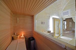 马利耶格拉奈科特酒店的大楼内带大窗户的浴室