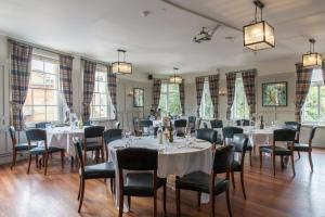 伦敦阿尔玛酒店的用餐室设有桌椅和窗户。