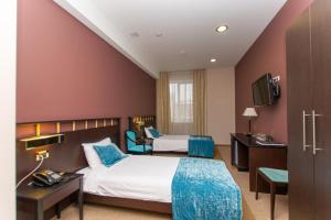 喀山伊梅列季酒店的一间酒店客房,设有两张床和电视