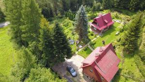KużminaAgroturystyka u Psotki的享有红色屋顶房屋的顶部景色