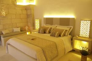 马利耶格拉奈科特酒店的一间卧室配有一张大床和一张沙发